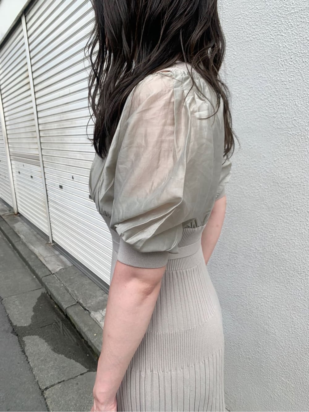 グリーン系のワンピース、ブラウン系のその他シューズ、ブラック系のハンドバッグを着用したレディースの夏コーディネートの4枚目の写真