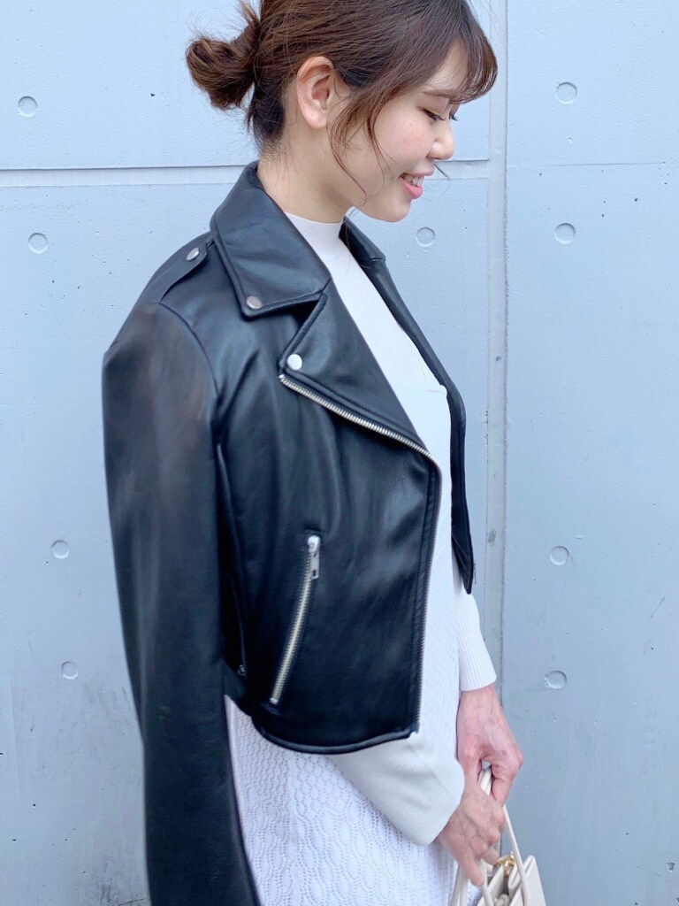 ホワイト系のワンピースを着用したレディースの冬コーディネートの2枚目の写真