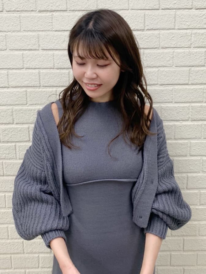 ホワイト系のその他シューズ、ブルー系のワンピースを着用したレディースの秋コーディネートの4枚目の写真