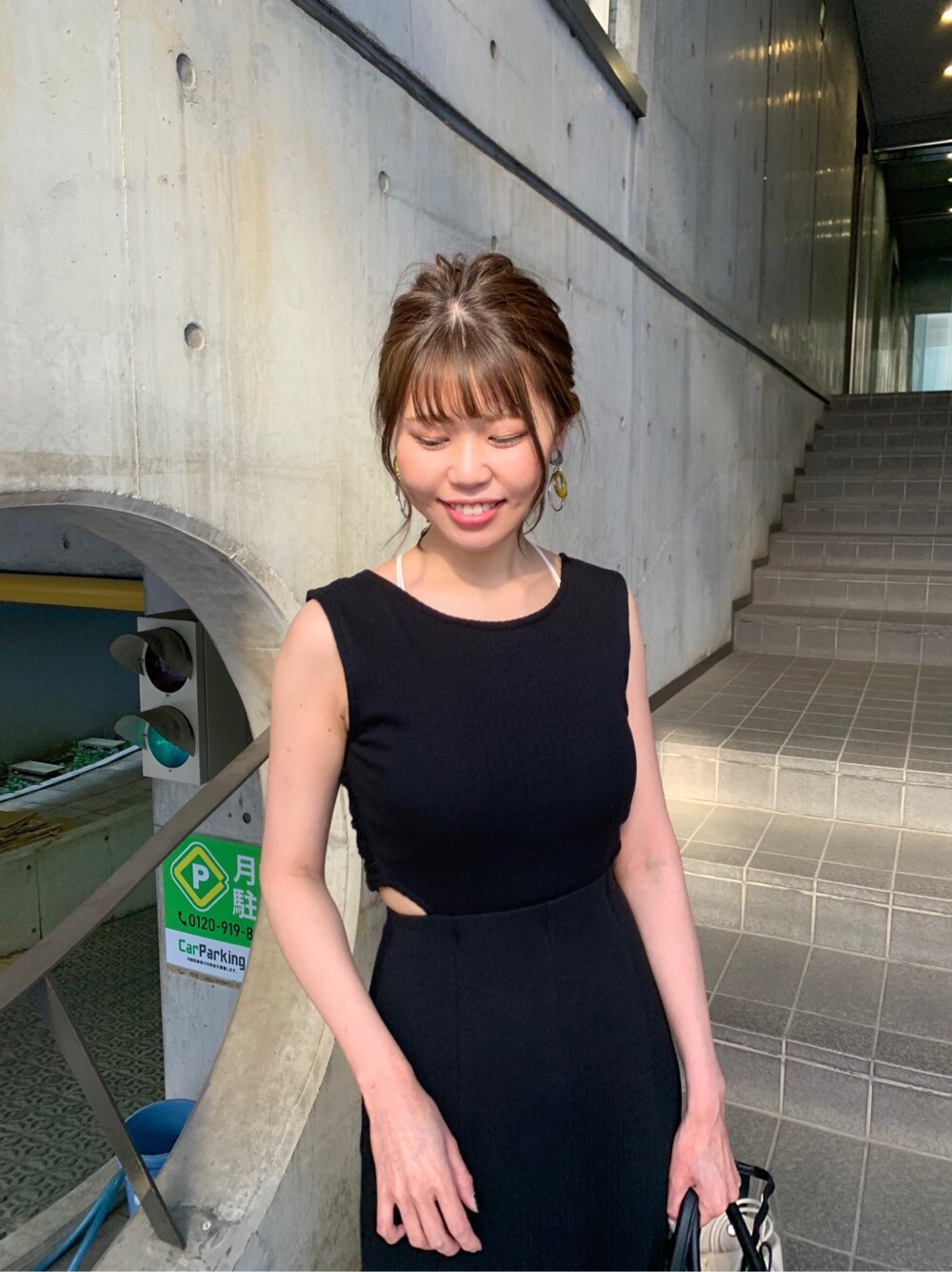 ブラック系のトートバッグ、ブラック系のサンダルを着用したレディースの春コーディネートの3枚目の写真