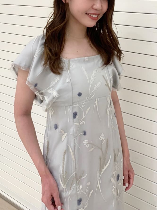 グリーン系のワンピース、ホワイト系のサンダルを着用したレディースの夏コーディネートの2枚目の写真