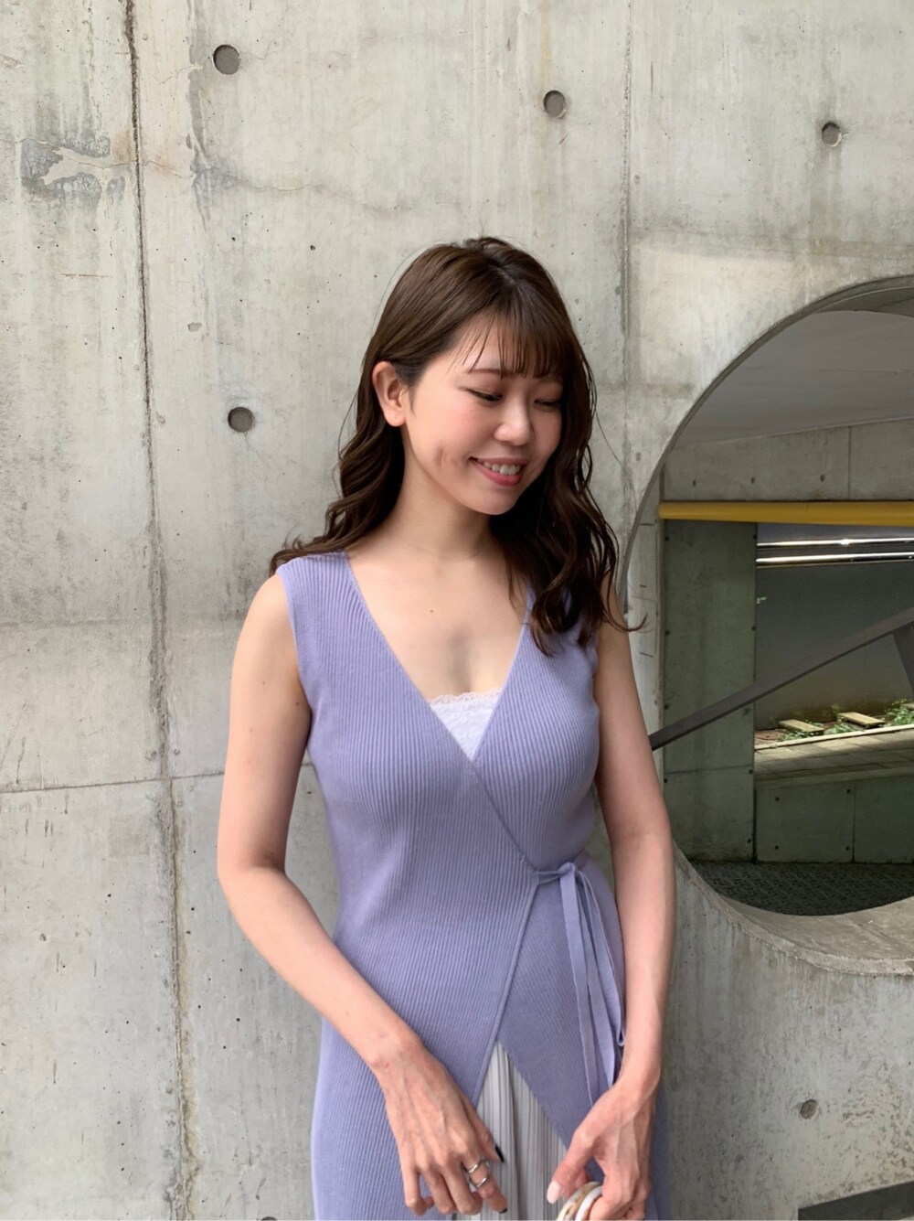 ホワイト系のハンドバッグ、ブルー系のワンピース、ベージュ系のサンダルを着用したレディースの夏コーディネートの5枚目の写真