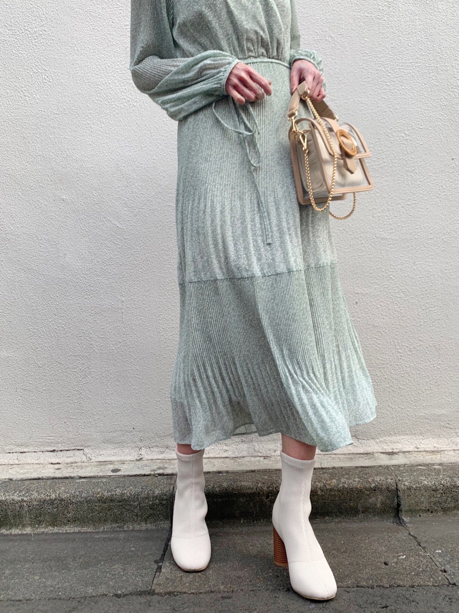 グリーン系のワンピースを着用したレディースの冬コーディネートの6枚目の写真