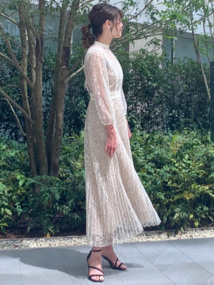 ブラック系のショルダーバッグ、ブラック系のサンダル、グリーン系のピアス（両耳用）を着用したレディースの夏コーディネートの3枚目の写真