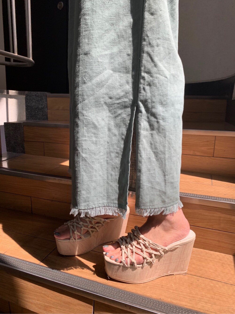 ホワイト系のサンダル、グリーン系のその他パンツ、ホワイト系のニット/セーターを着用したレディースの春コーディネートの5枚目の写真