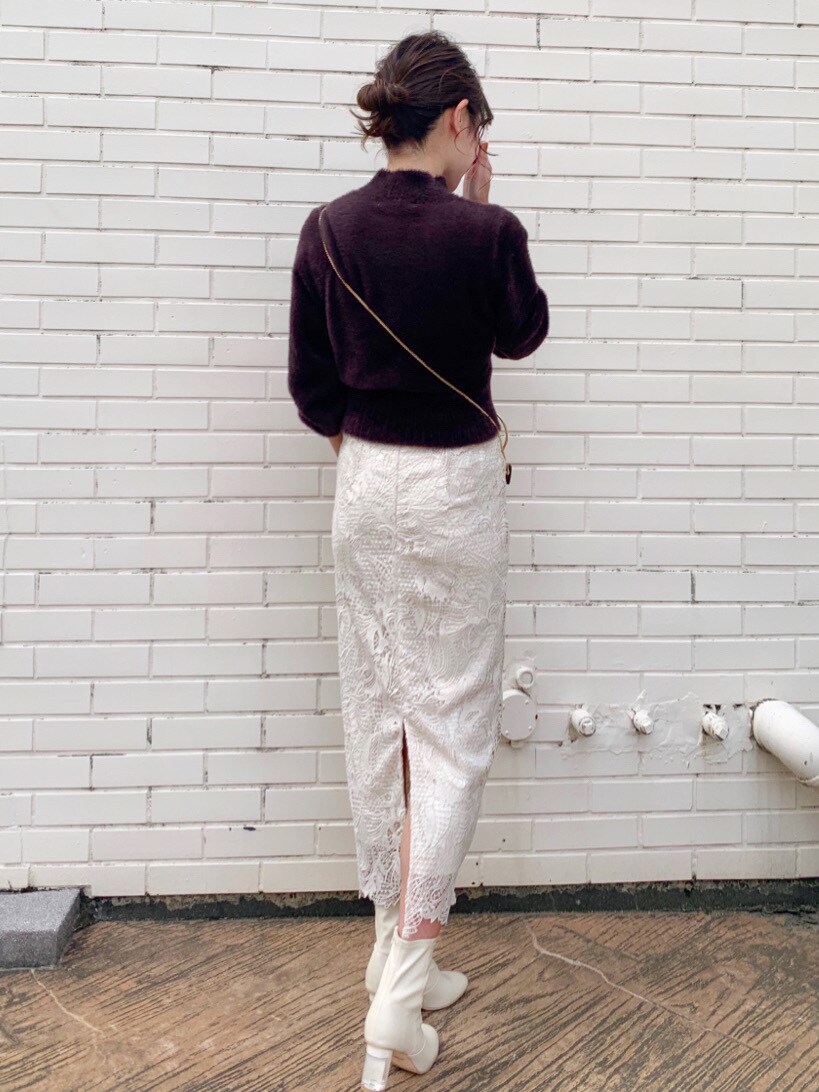 ホワイト系のブーツ、ブラウン系のニット/セーター、ブラウン系のベルトを着用したレディースの秋コーディネートの3枚目の写真