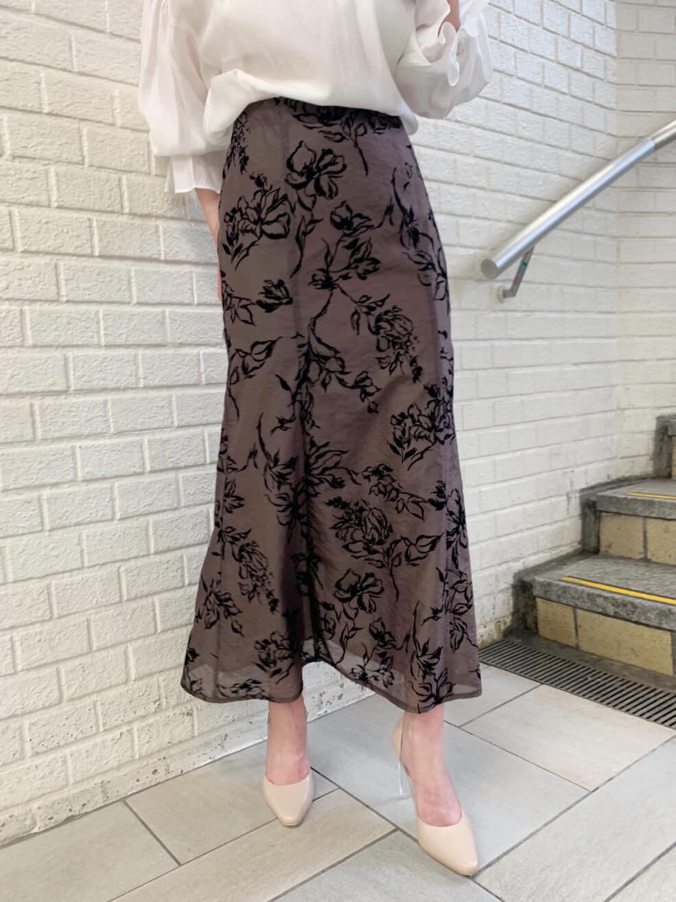 ホワイト系のシャツ/ブラウス、ブラウン系のスカート、ベージュ系のパンプスを着用したレディースの夏コーディネートの7枚目の写真