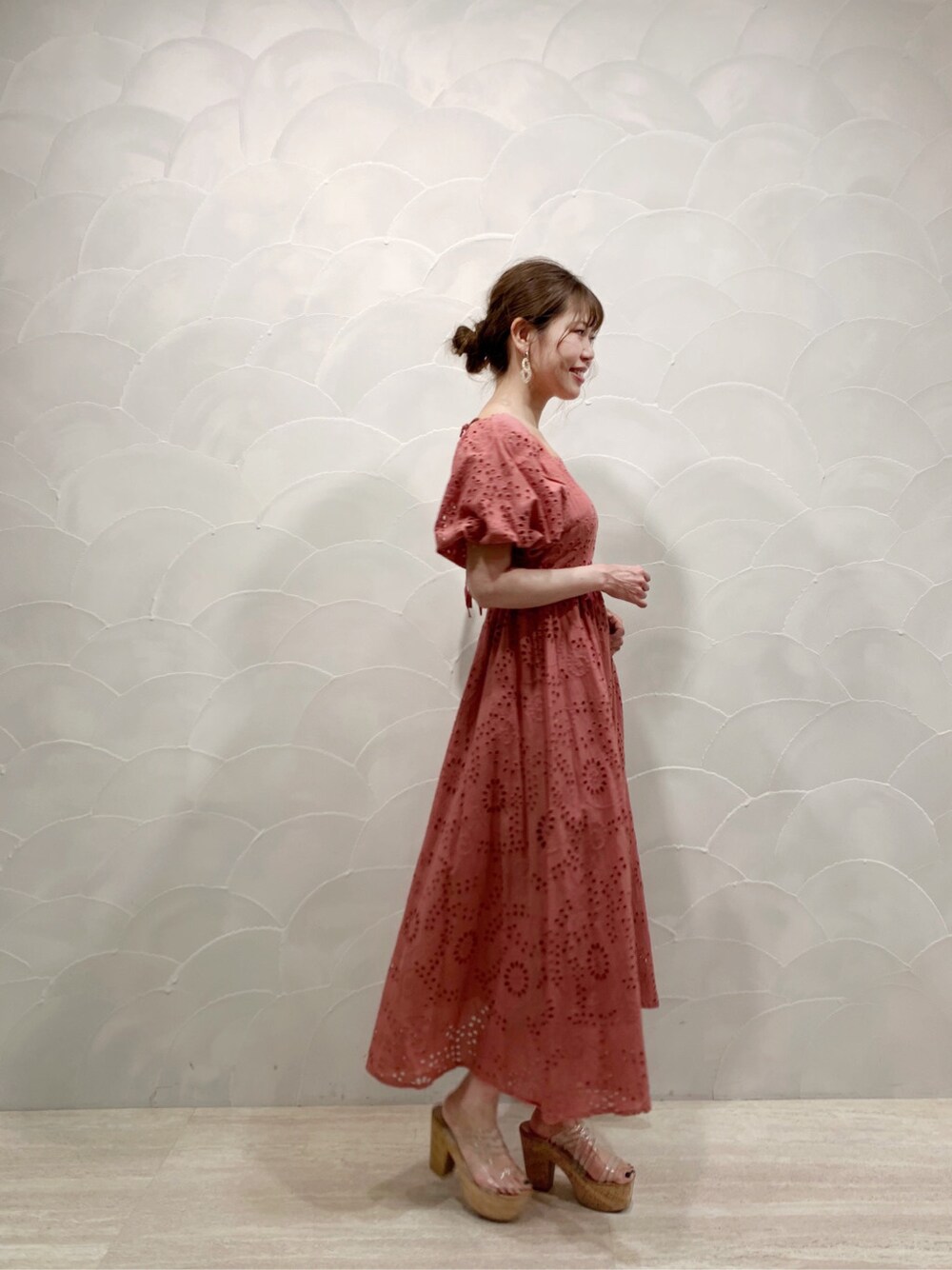 ピンク系のワンピース、その他のサンダル、シルバー系のピアス(両耳用)を着用したレディースの春コーディネートの2枚目の写真