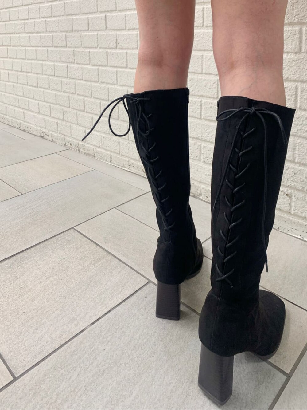 グレー系のワンピース、ブラック系のその他シューズを着用したレディースの秋コーディネートの5枚目の写真