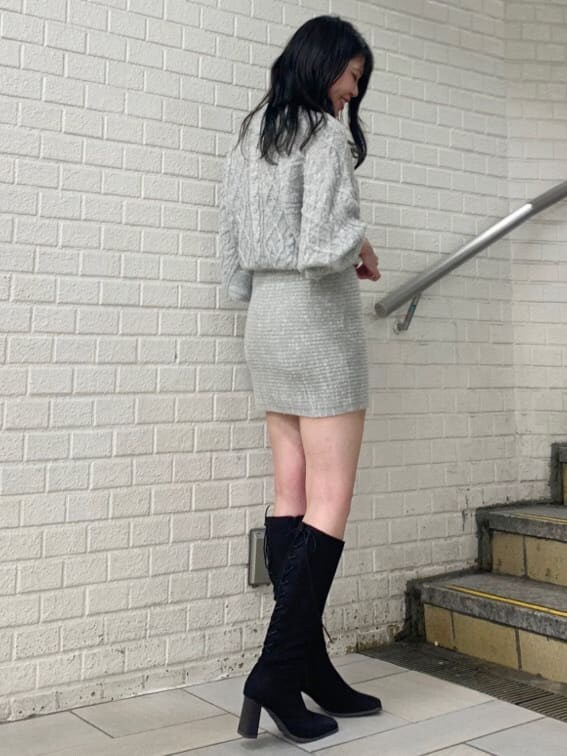 グレー系のワンピース、ブラック系のその他シューズを着用したレディースの秋コーディネートの2枚目の写真