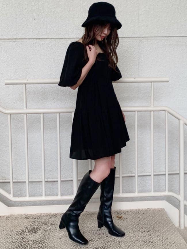 ブラック系のワンピース、ブラック系のブーツ、ブラック系のハットを着用したレディースの秋コーディネートの2枚目の写真