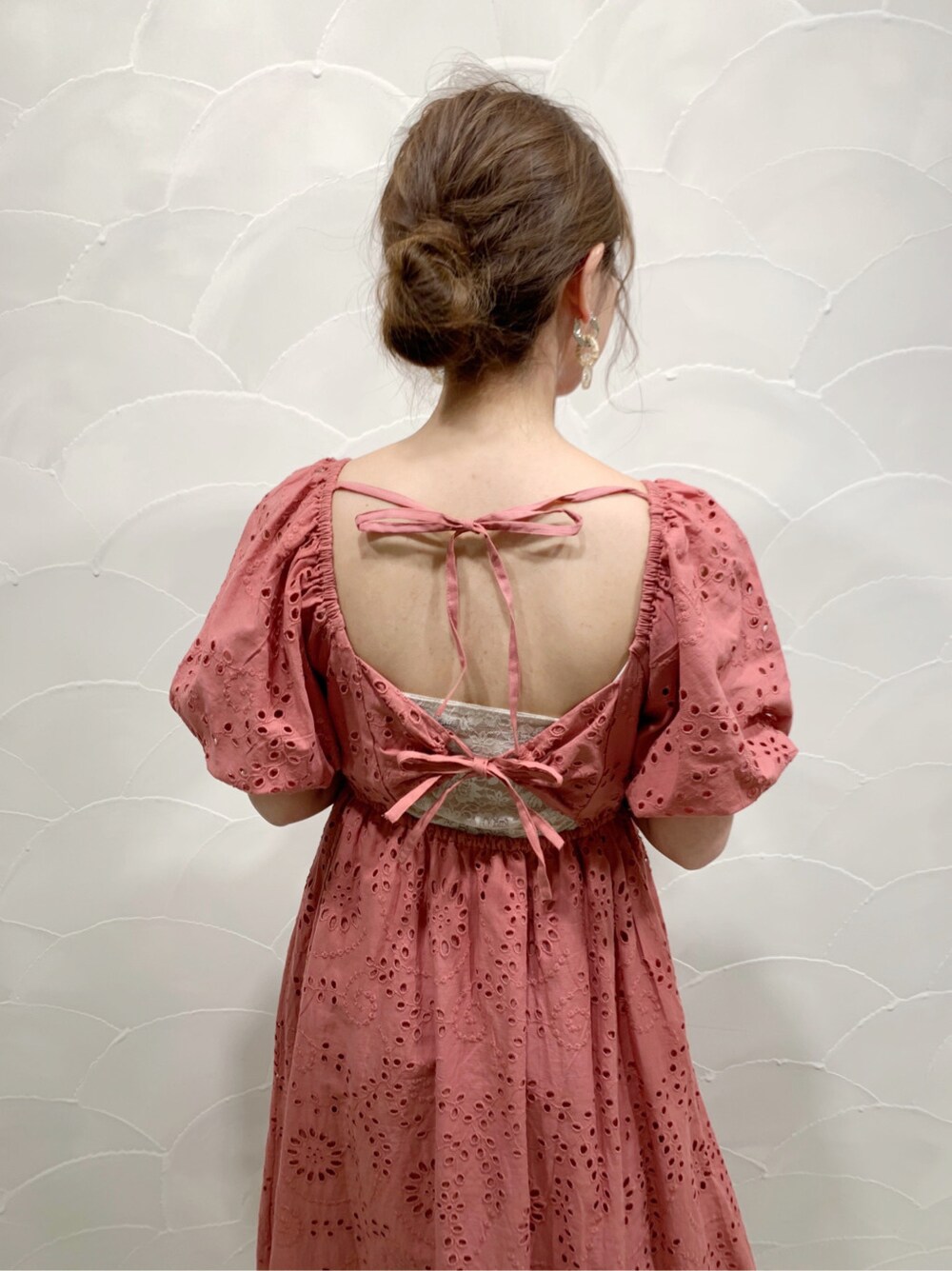 ピンク系のワンピース、その他のサンダル、シルバー系のピアス(両耳用)を着用したレディースの春コーディネートの5枚目の写真