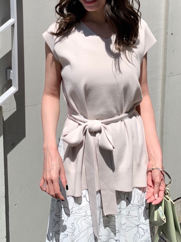 グリーン系のショルダーバッグ、ホワイト系のサンダル、ホワイト系のワンピースを着用したレディースの春コーディネートの3枚目の写真