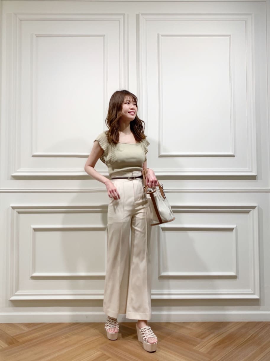 ブラウン系のトートバッグ、ホワイト系のその他パンツ、ホワイト系のサンダルを着用したレディースの春コーディネートの4枚目の写真