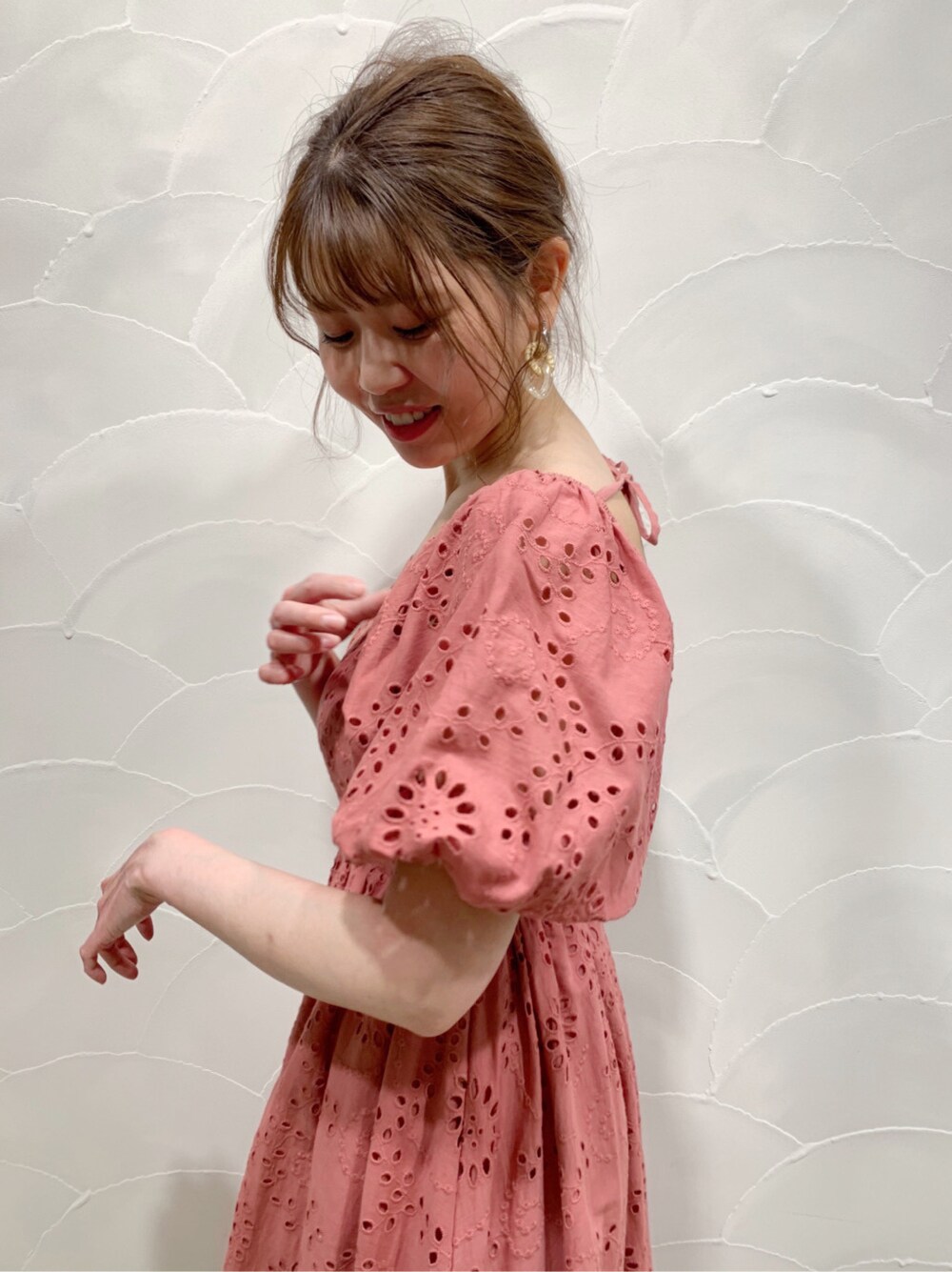 ピンク系のワンピース、その他のサンダル、シルバー系のピアス(両耳用)を着用したレディースの春コーディネートの4枚目の写真