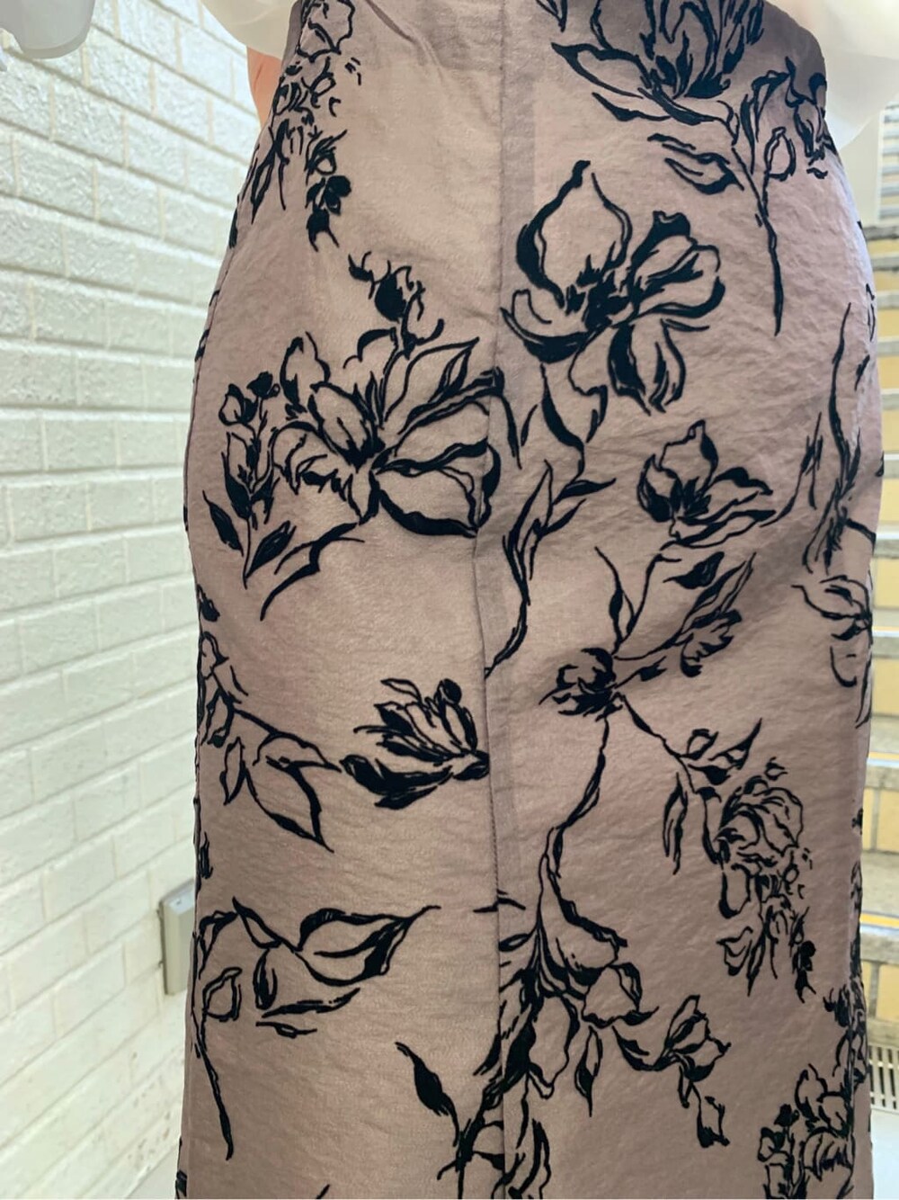 ホワイト系のシャツ/ブラウス、ブラウン系のスカート、ベージュ系のパンプスを着用したレディースの夏コーディネートの8枚目の写真