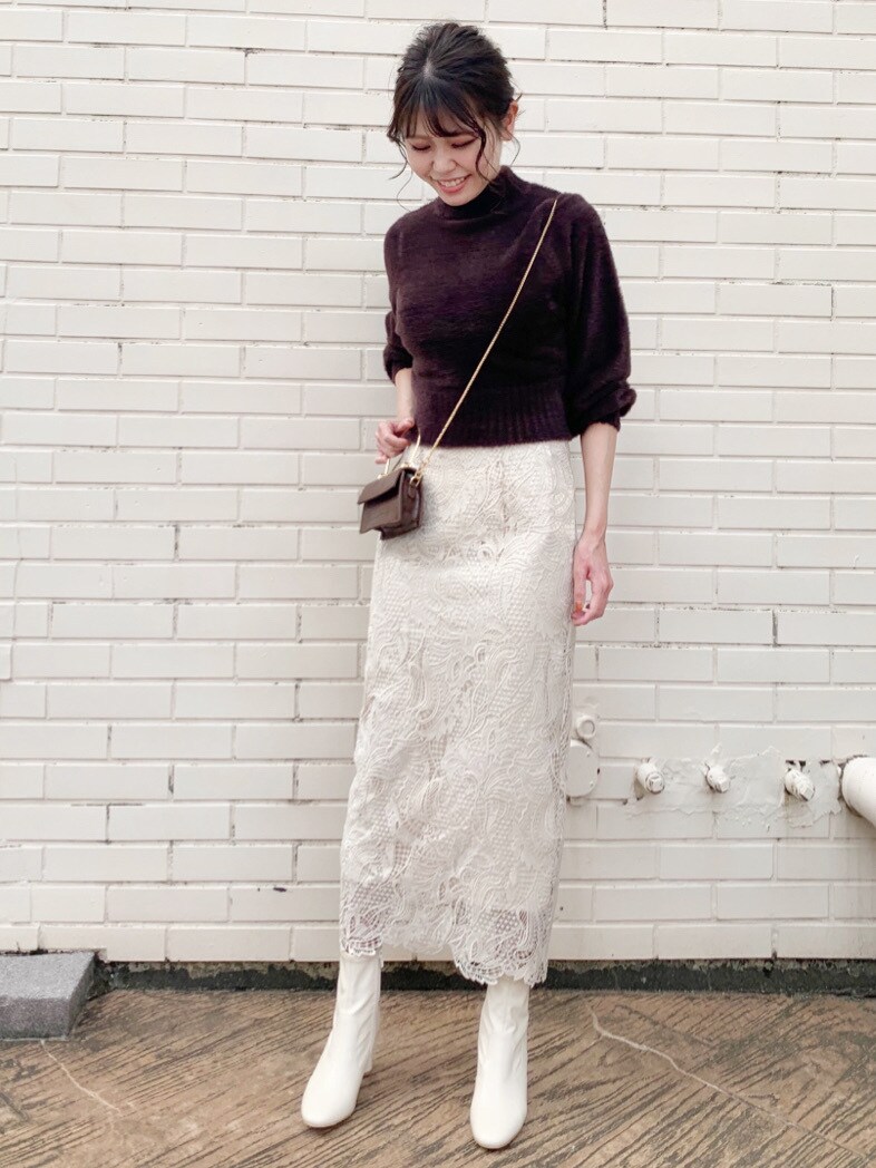 ホワイト系のブーツ、ブラウン系のニット/セーター、ブラウン系のベルトを着用したレディースの秋コーディネートの2枚目の写真