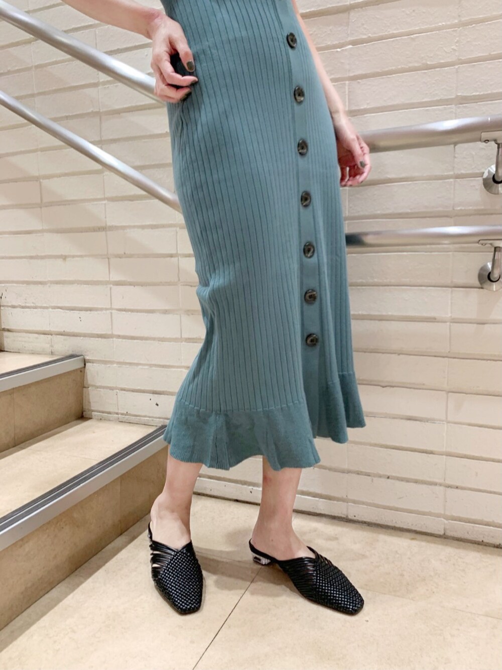 グリーン系のワンピース、ブラック系のサンダルを着用したレディースの春コーディネートの4枚目の写真