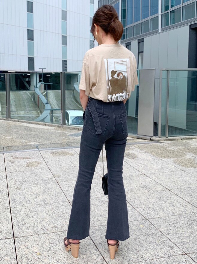 ブラック系のその他パンツを着用したレディースの夏コーディネートの4枚目の写真