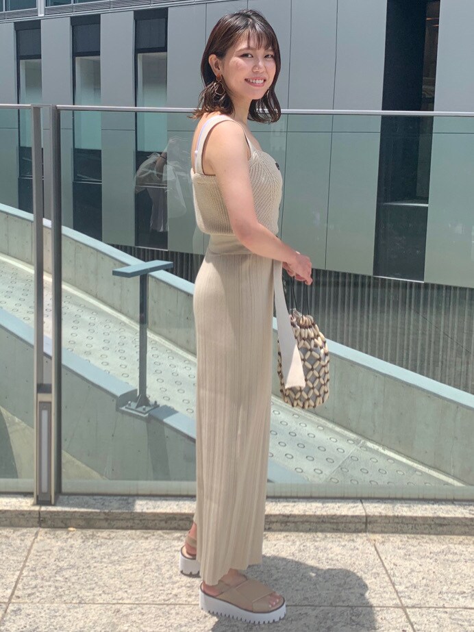 ブラック系のハンドバッグ、ホワイト系のシャツ/ブラウスを着用したレディースの夏コーディネートの3枚目の写真