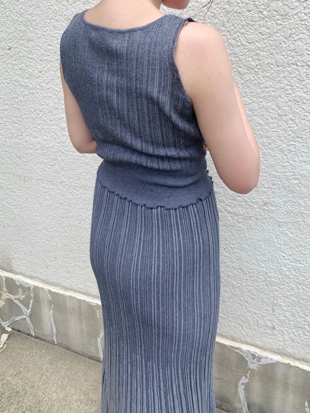 ブルー系のワンピース、ブラウン系のサンダル、ブラック系のハンドバッグを着用したレディースの夏コーディネートの6枚目の写真