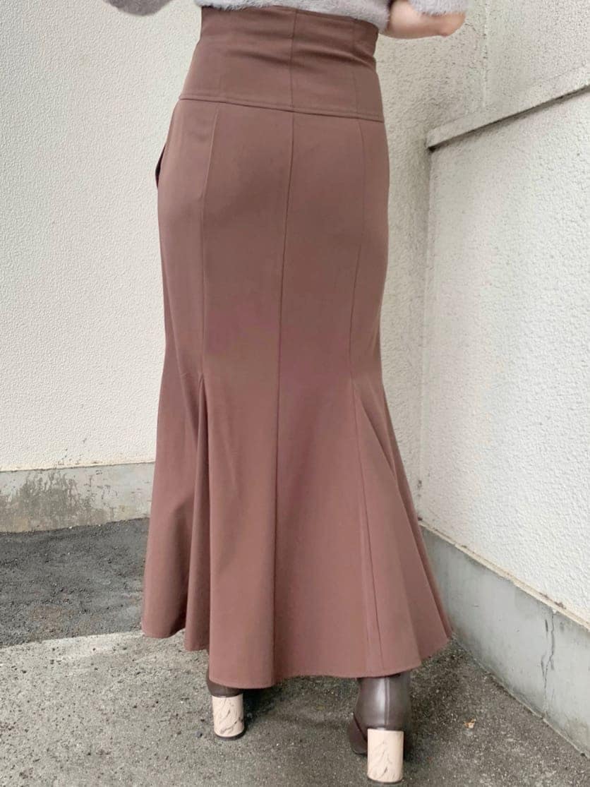 ブラウン系のその他シューズ、パープル系のカーディガン/ボレロ、ブラウン系のスカートを着用したレディースの秋コーディネートの6枚目の写真