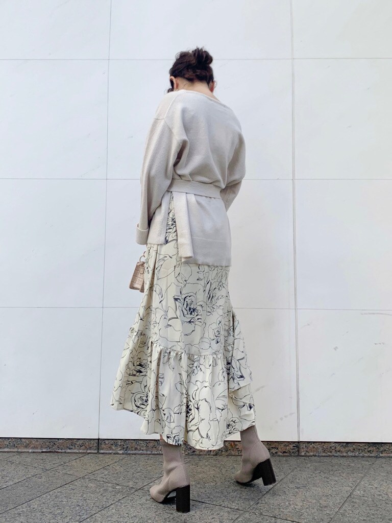 ベージュ系のハンドバッグを着用したレディースの冬コーディネートの3枚目の写真