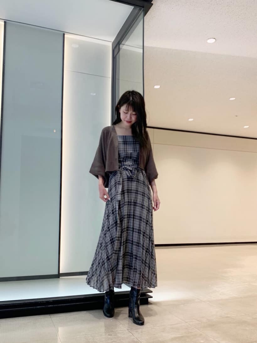 ブラック系のワンピース、ブラック系のその他シューズ、ブラウン系のカーディガン/ボレロを着用したレディースの夏コーディネートの2枚目の写真