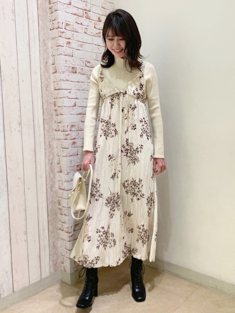 ブラウン系のブルゾン、ベージュ系のワンピース、ホワイト系のニット/セーターを着用したレディースの秋コーディネートの5枚目の写真