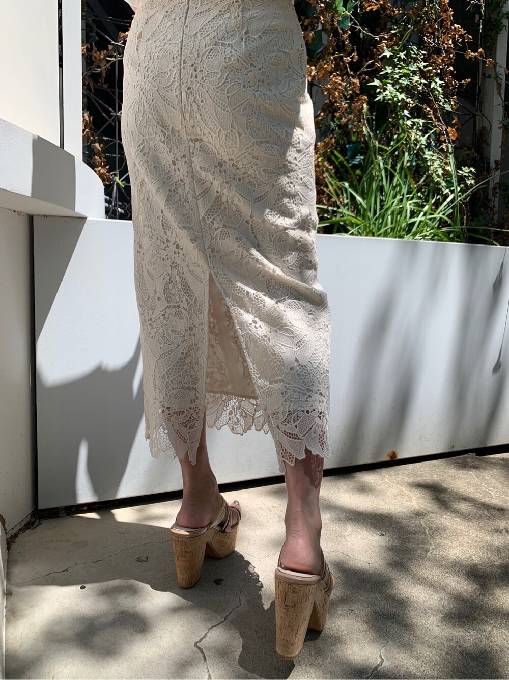 ホワイト系のスカート、グリーン系のサンダル、その他のTシャツ/カットソーを着用したレディースの春コーディネートの6枚目の写真