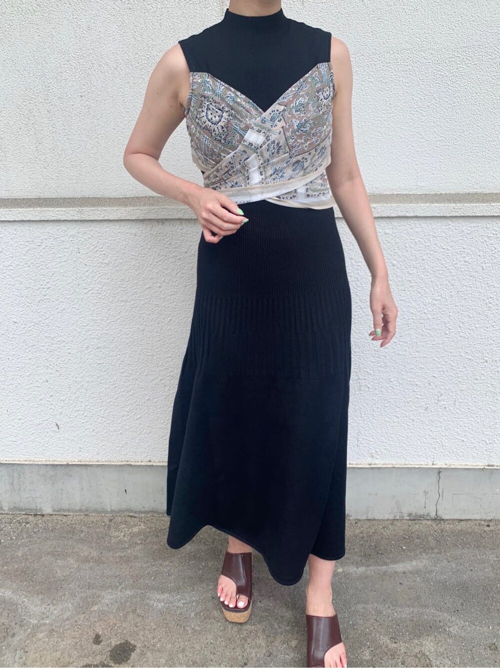 ブラック系のワンピース、ブラウン系のサンダルを着用したレディースの夏コーディネートの3枚目の写真