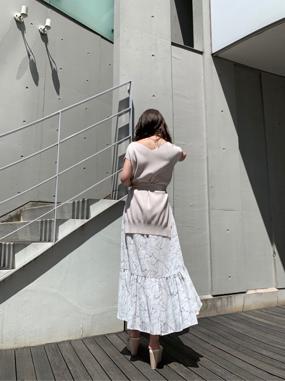 グリーン系のショルダーバッグ、ホワイト系のサンダル、ホワイト系のワンピースを着用したレディースの春コーディネートの2枚目の写真