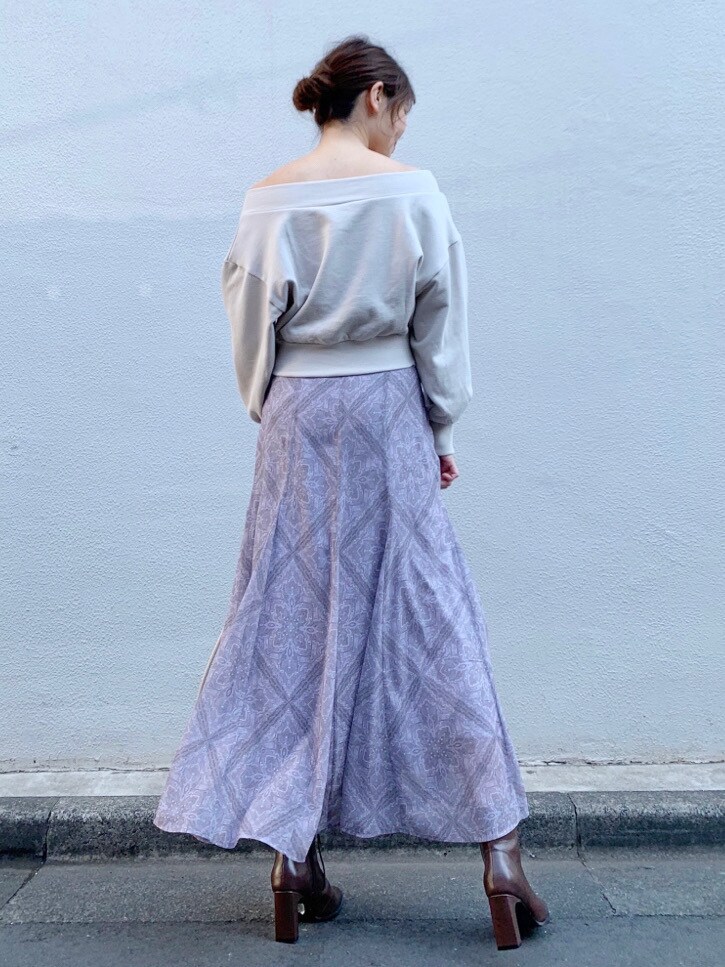 パープル系のスカート、ベージュ系のトートバッグ、ベージュ系のTシャツ/カットソーを着用したレディースの冬コーディネートの3枚目の写真