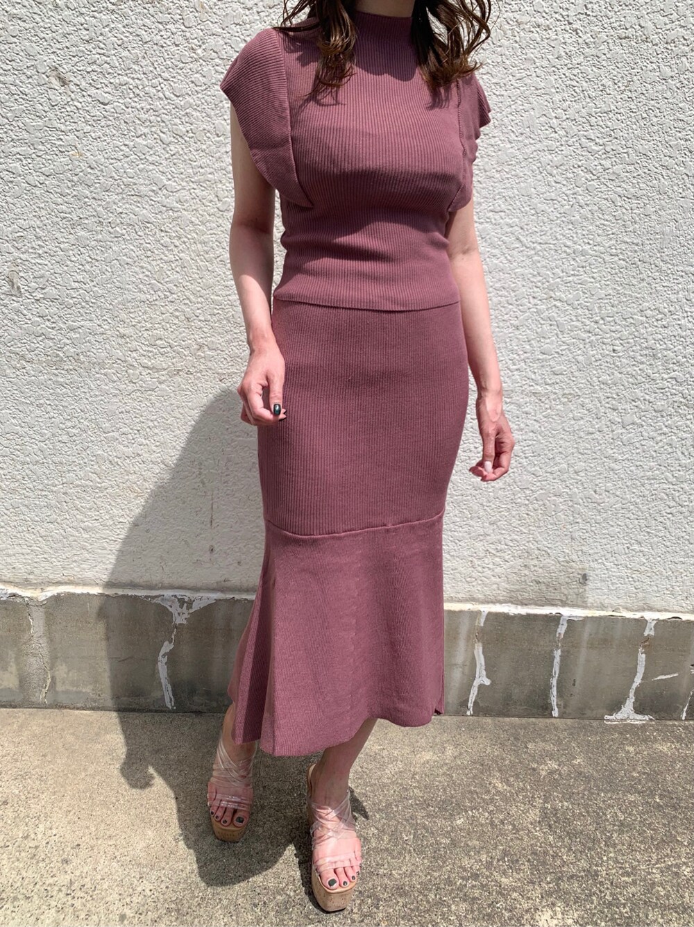 ピンク系のワンピース、その他のサンダルを着用したレディースの春コーディネートの2枚目の写真