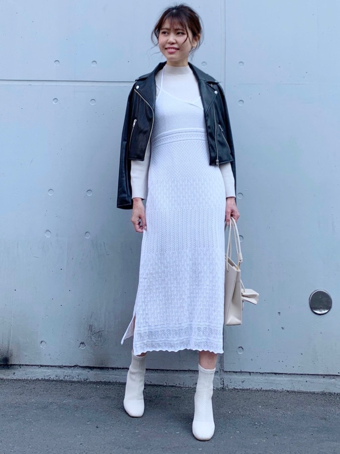ホワイト系のワンピースを着用したレディースの冬コーディネートの4枚目の写真