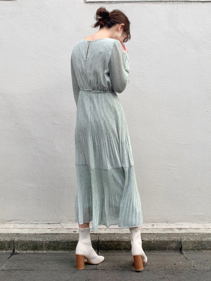 グリーン系のワンピースを着用したレディースの冬コーディネートの3枚目の写真