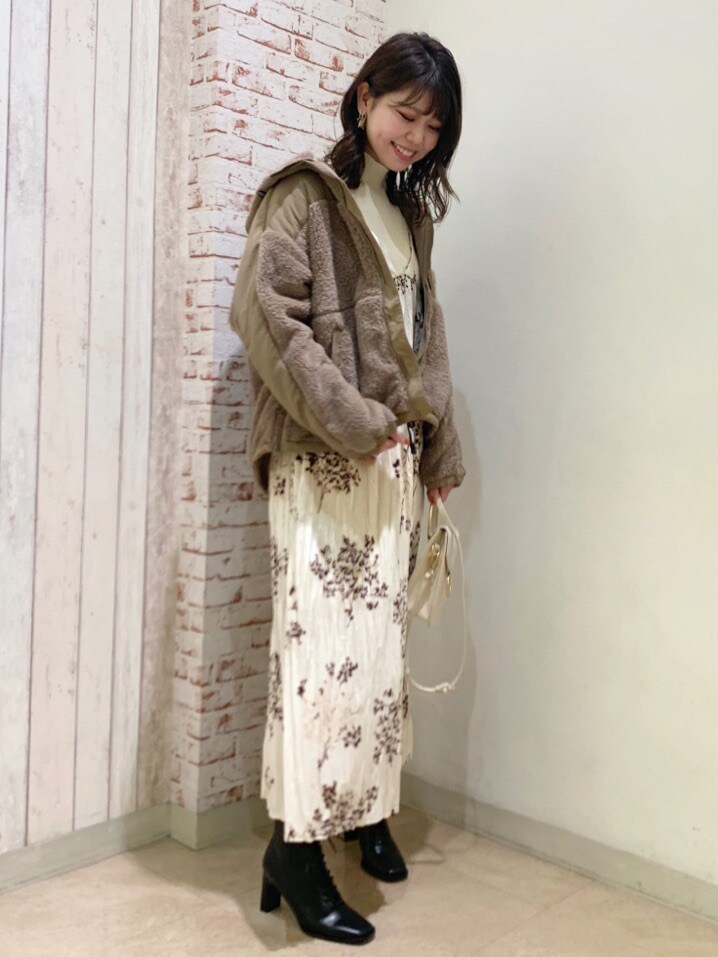 ブラウン系のブルゾン、ベージュ系のワンピース、ホワイト系のニット/セーターを着用したレディースの秋コーディネートの2枚目の写真