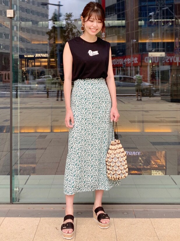 ブラック系のハンドバッグ、ブラック系のTシャツ/カットソーを着用したレディースの夏コーディネートの2枚目の写真