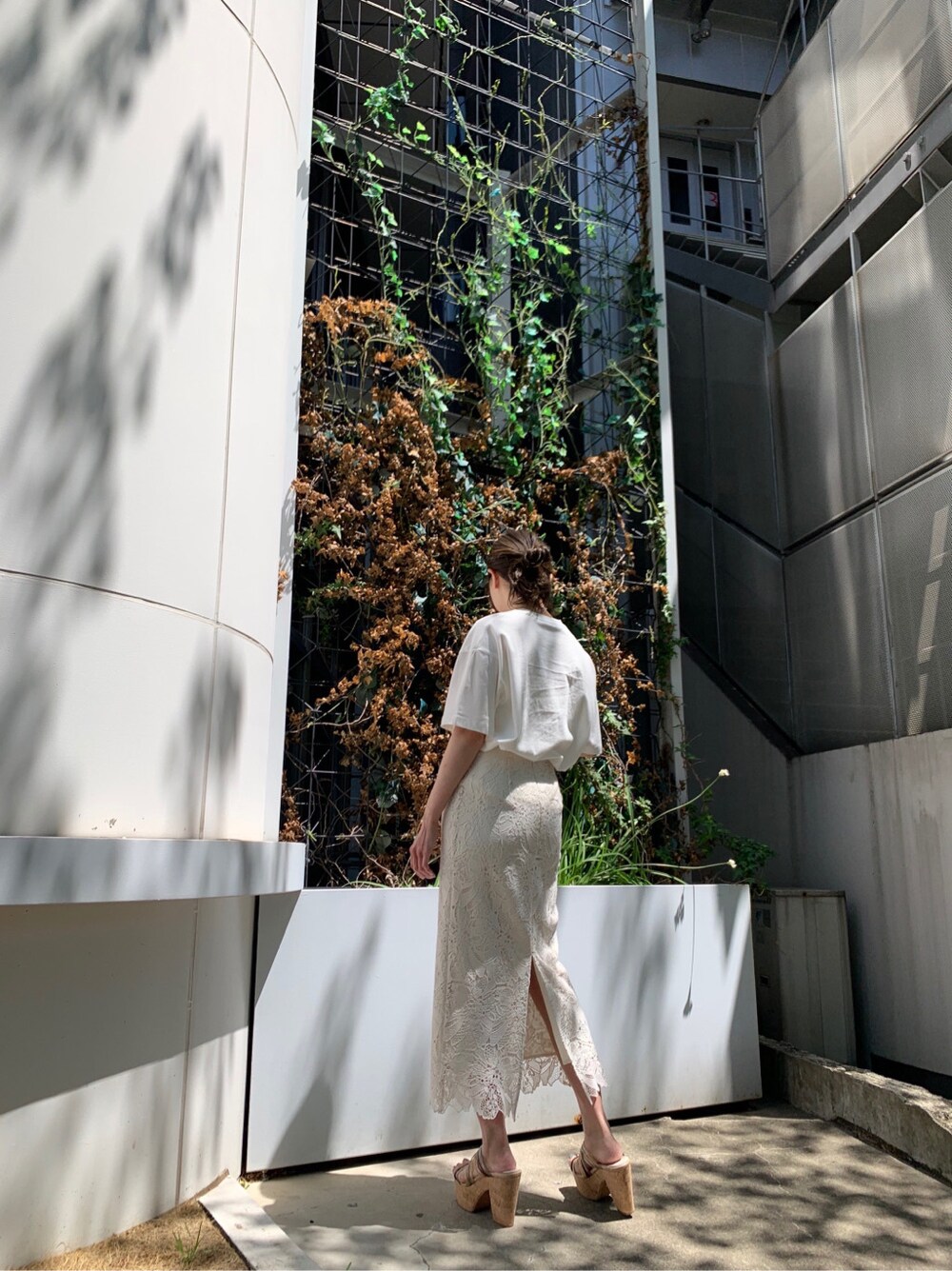 ホワイト系のスカート、グリーン系のサンダル、その他のTシャツ/カットソーを着用したレディースの春コーディネートの3枚目の写真