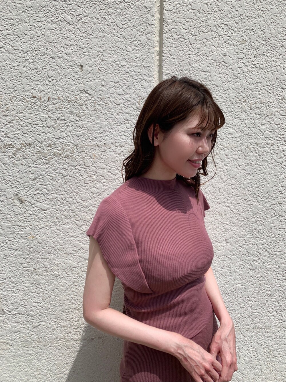 ピンク系のワンピース、その他のサンダルを着用したレディースの春コーディネートの3枚目の写真