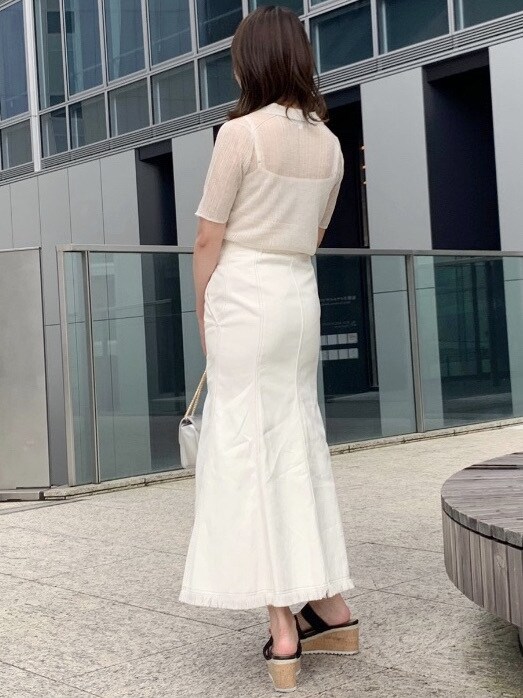 ホワイト系のニット/セーターを着用したレディースの夏コーディネートの5枚目の写真