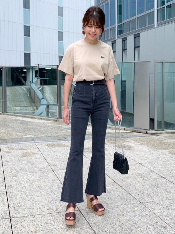 ブラック系のその他パンツを着用したレディースの夏コーディネートの3枚目の写真