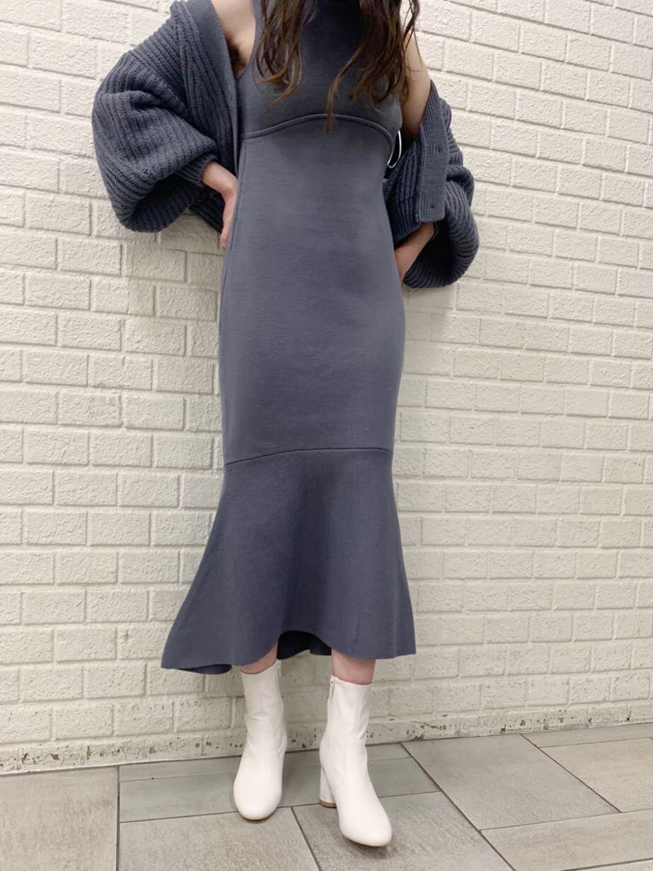 ホワイト系のその他シューズ、ブルー系のワンピースを着用したレディースの秋コーディネートの2枚目の写真