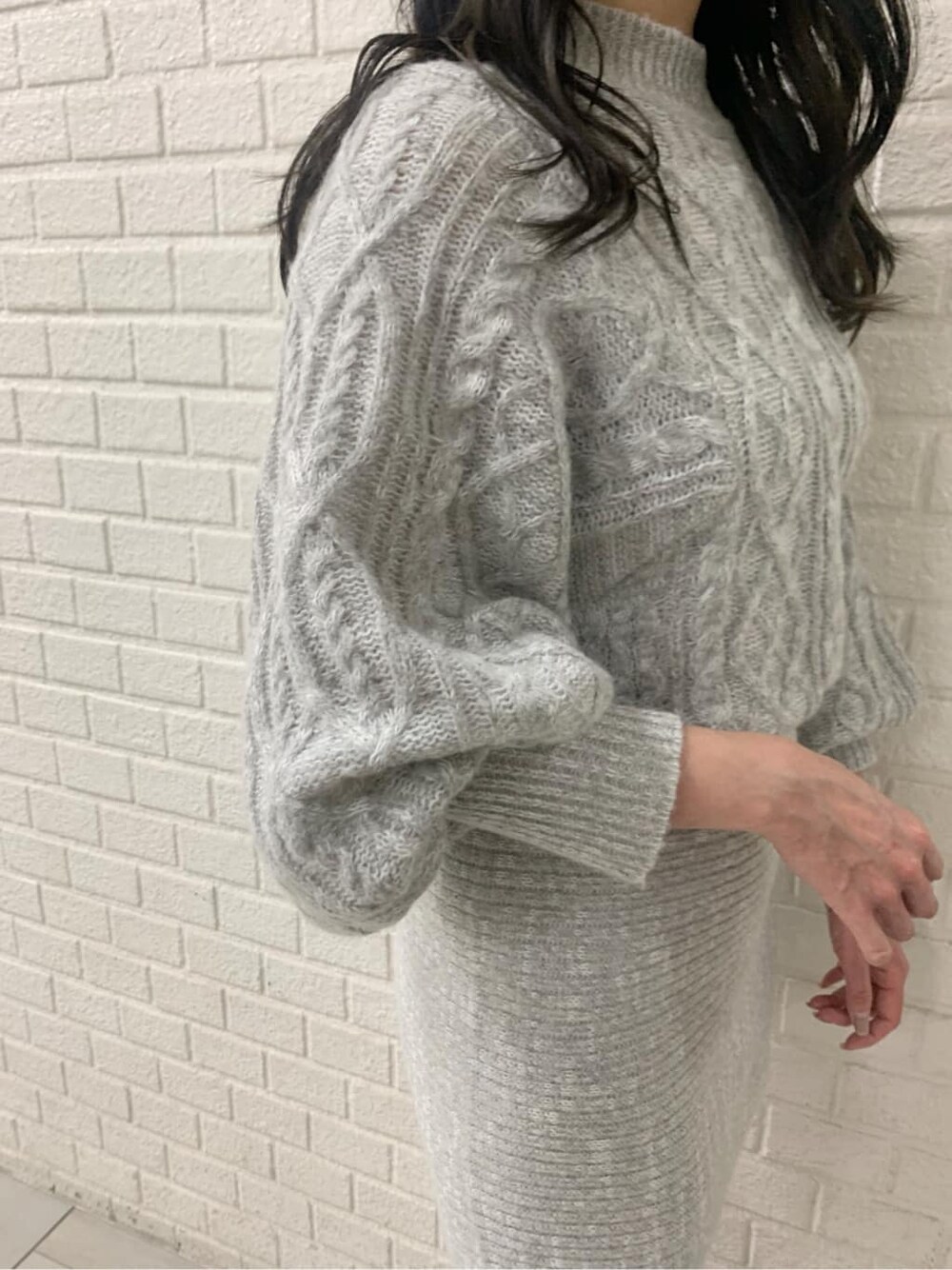 グレー系のワンピース、ブラック系のその他シューズを着用したレディースの秋コーディネートの4枚目の写真