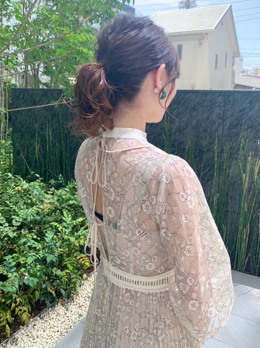 ブラック系のショルダーバッグ、ブラック系のサンダル、グリーン系のピアス（両耳用）を着用したレディースの夏コーディネートの5枚目の写真