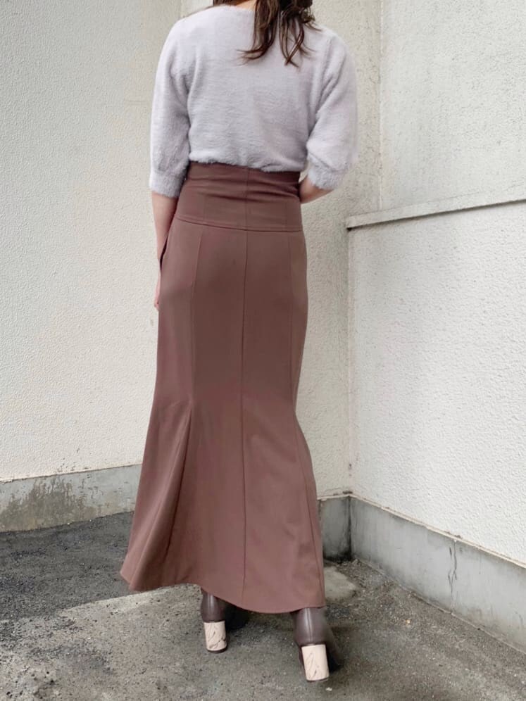 ブラウン系のその他シューズ、パープル系のカーディガン/ボレロ、ブラウン系のスカートを着用したレディースの秋コーディネートの3枚目の写真