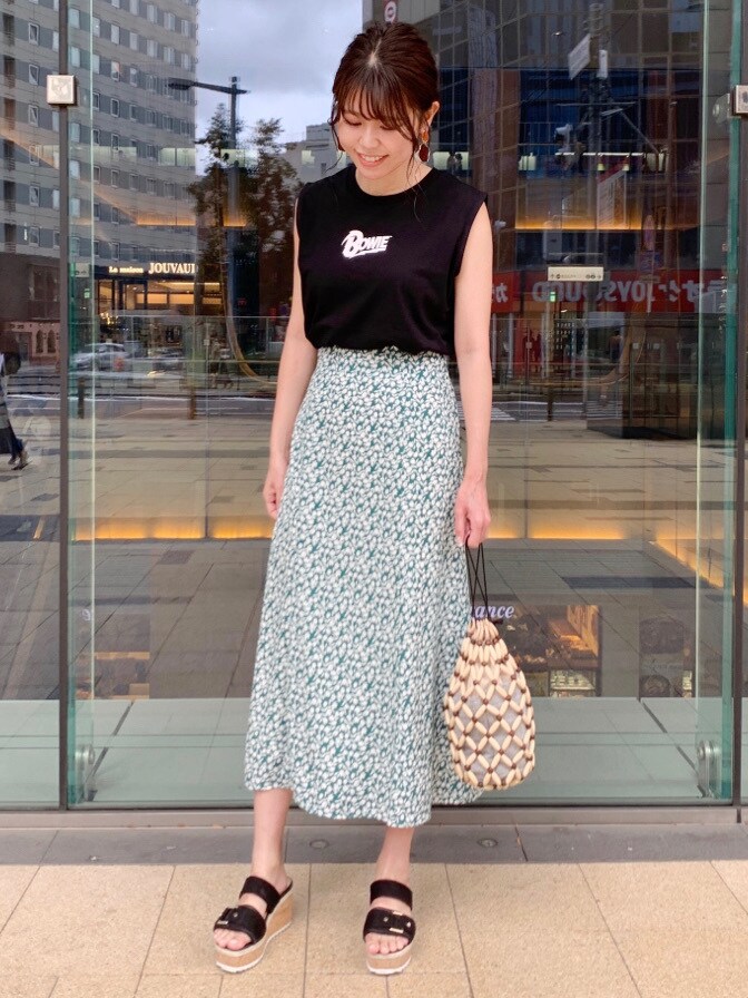 ブラック系のハンドバッグ、ブラック系のTシャツ/カットソーを着用したレディースの夏コーディネートの3枚目の写真