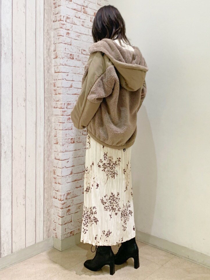 ブラウン系のブルゾン、ベージュ系のワンピース、ホワイト系のニット/セーターを着用したレディースの秋コーディネートの3枚目の写真