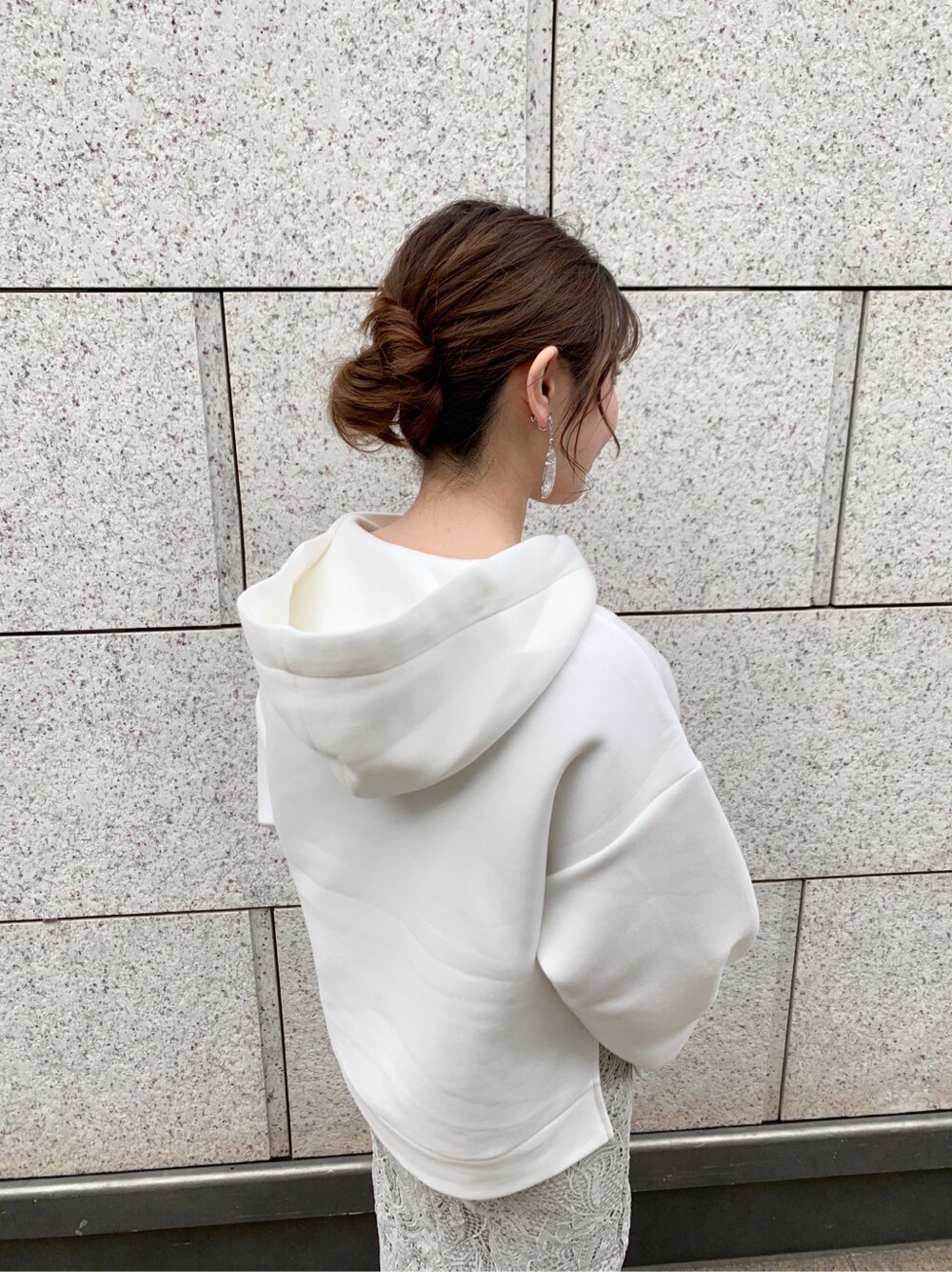 ベージュ系のショルダーバッグ、ホワイト系のTシャツ/カットソーを着用したレディースの冬コーディネートの3枚目の写真