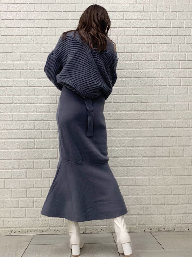 ホワイト系のその他シューズ、ブルー系のワンピースを着用したレディースの秋コーディネートの3枚目の写真